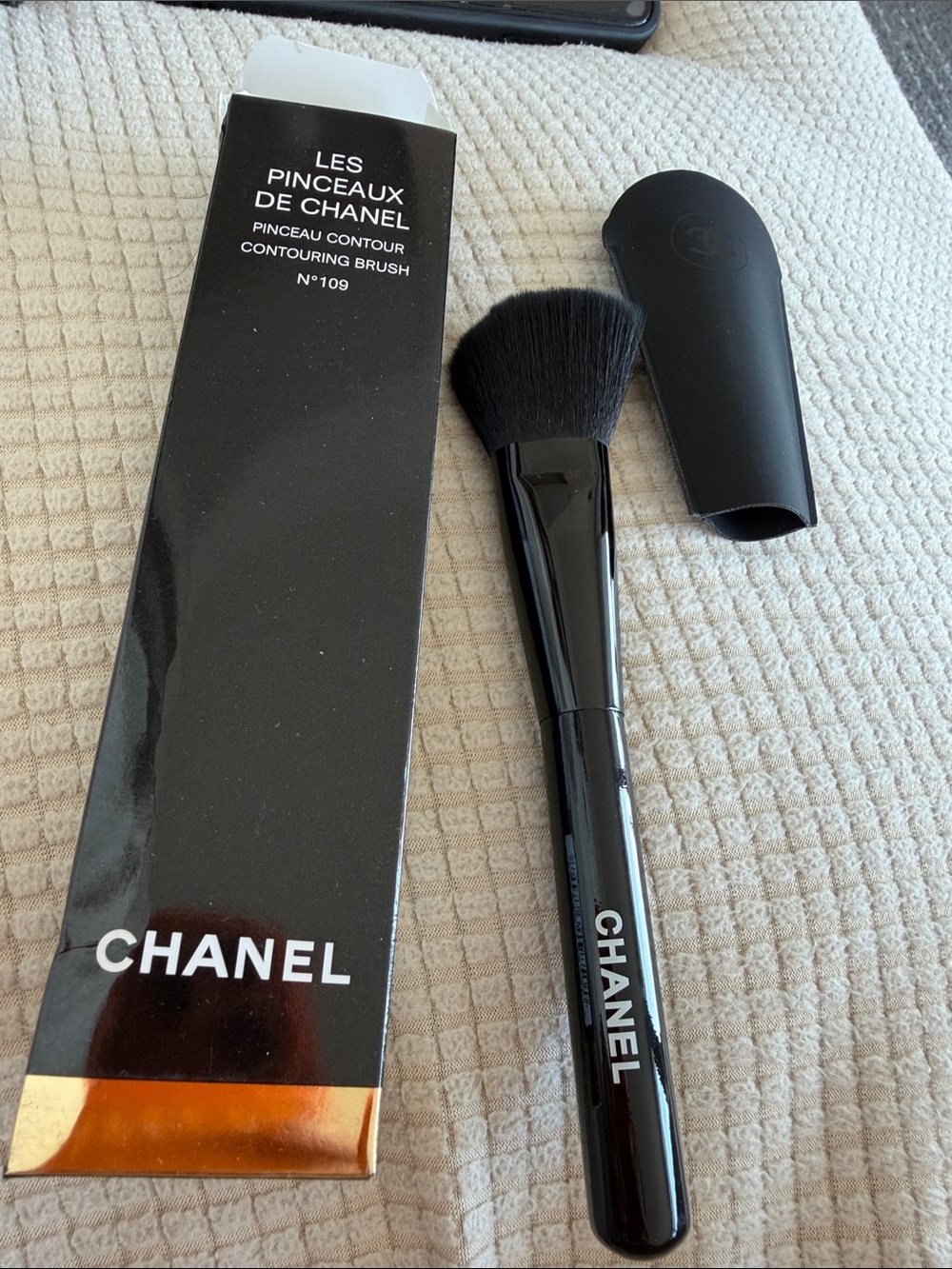 CHANEL Black Contouring Brush No.109 with Protective Sleeve